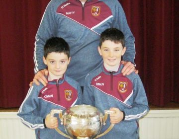 Connlaodh Dylan Help Their Daddy Donal Lift The Volunteer Cup