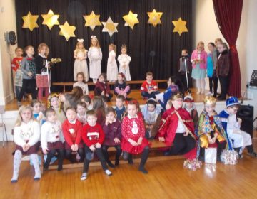P1/2 and 3/4 perform Tinsel and Teatowels.