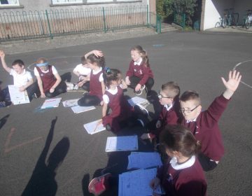 P3-4 enjoy a scavenger hunt around the school grounds based on the five senses.
