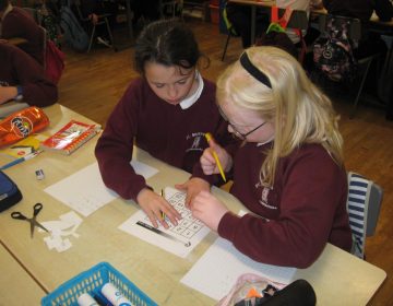 P7 explore a Maths Week investigation on factors and multiples.