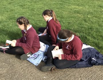 P6/7 enjoyed reading outside the Boat Club, as part of their celebration of World Book Day this week.